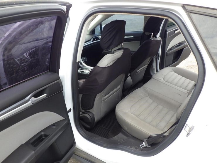 2015-ford-fusion-sedan-image-7