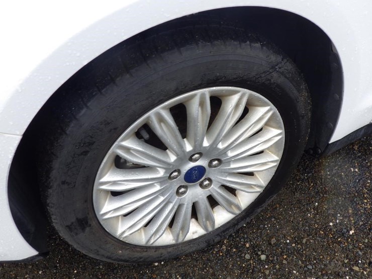 2014-ford-fusion-sedan-image-13