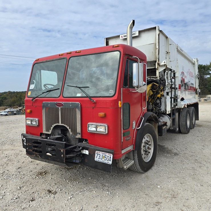 2003 PETERBILT 320