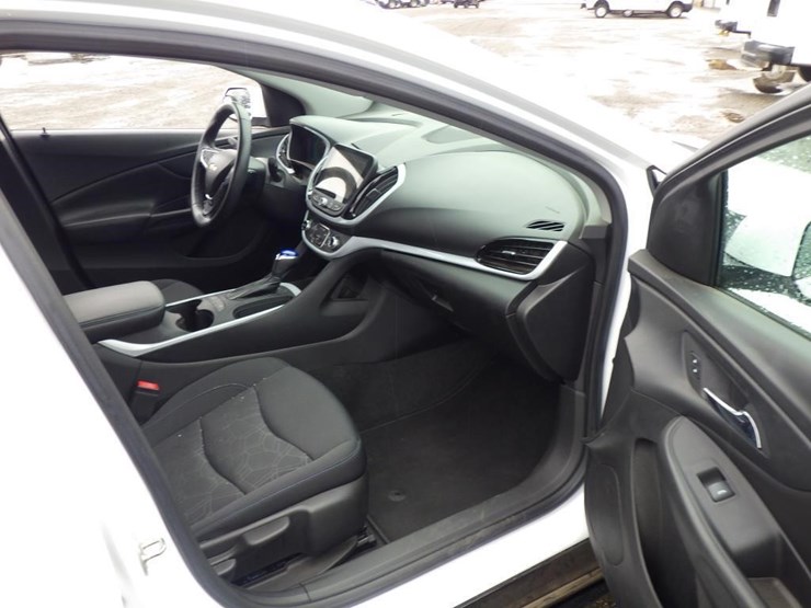 2016-chevrolet-volt-sedan-image-6