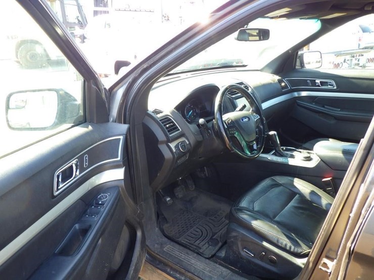 2016-ford-explorer-image-5