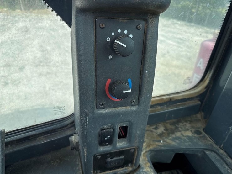 2017-deere-644k-image-28