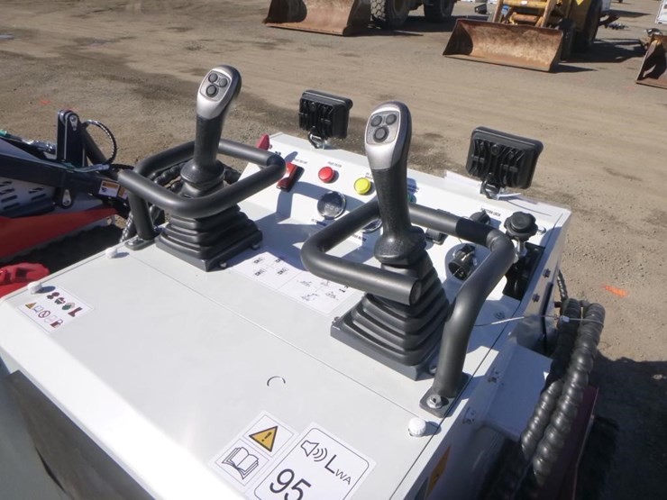 battler-st28h-6-skid-steer-track-loader-image-13