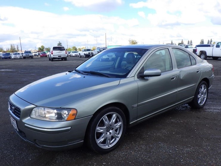 2006-volvo-s60-sedan-image-1