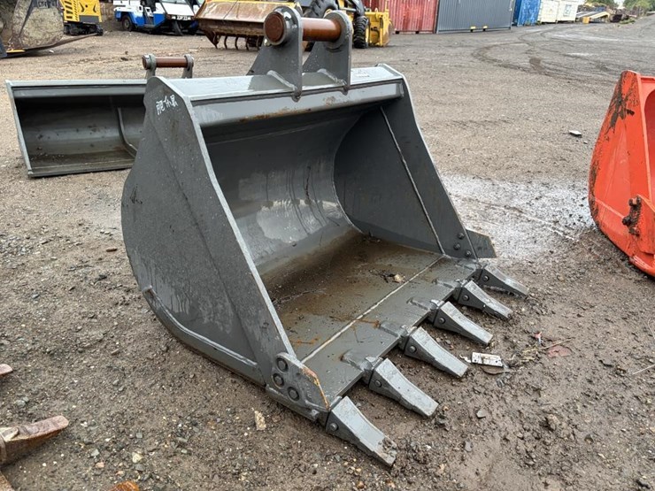 kubota-41"-excavator-bucket-w/teeth-image-2