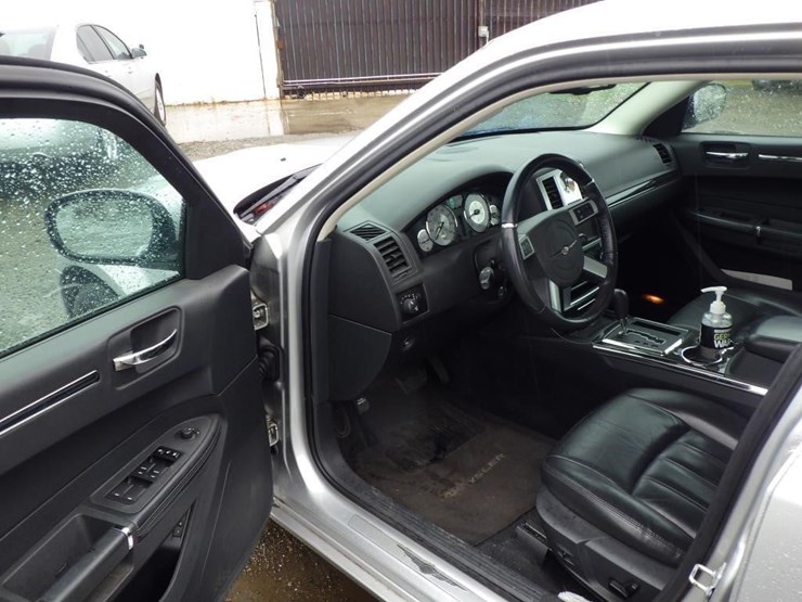 2010-chrysler-300-sedan-image-5