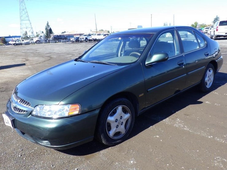 2001-nissan-altima-sedan-image-1