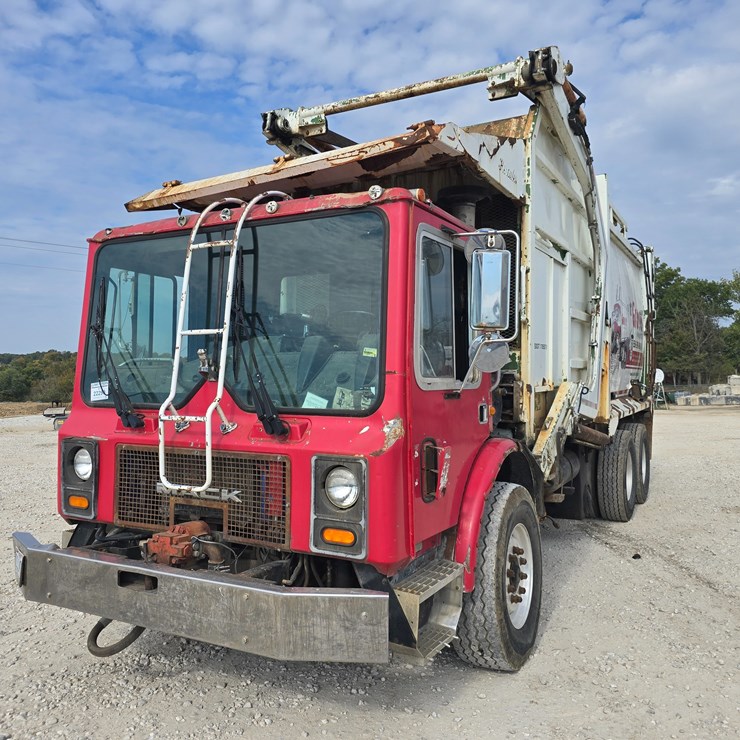 1996 MACK MR688S