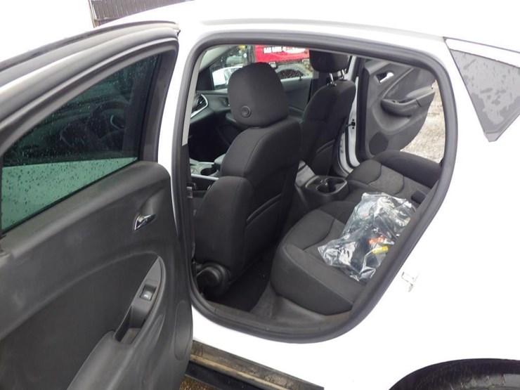 2016-chevrolet-volt-sedan-image-7
