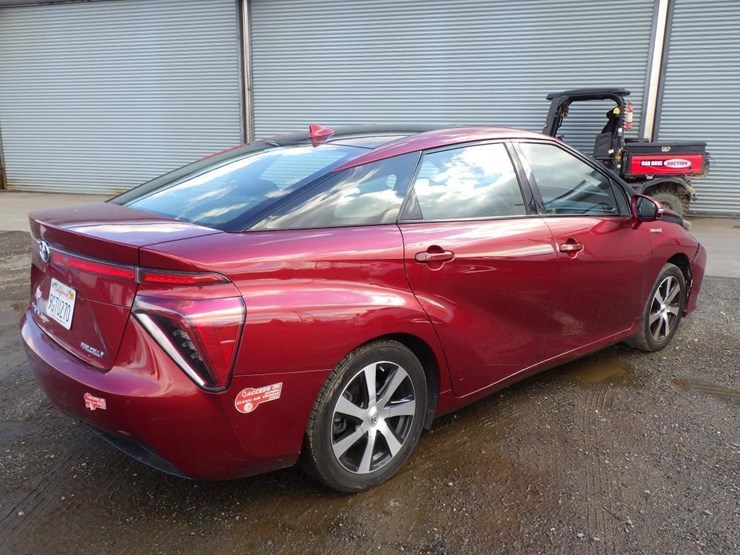 2017-toyota-mirai-sedan-image-3