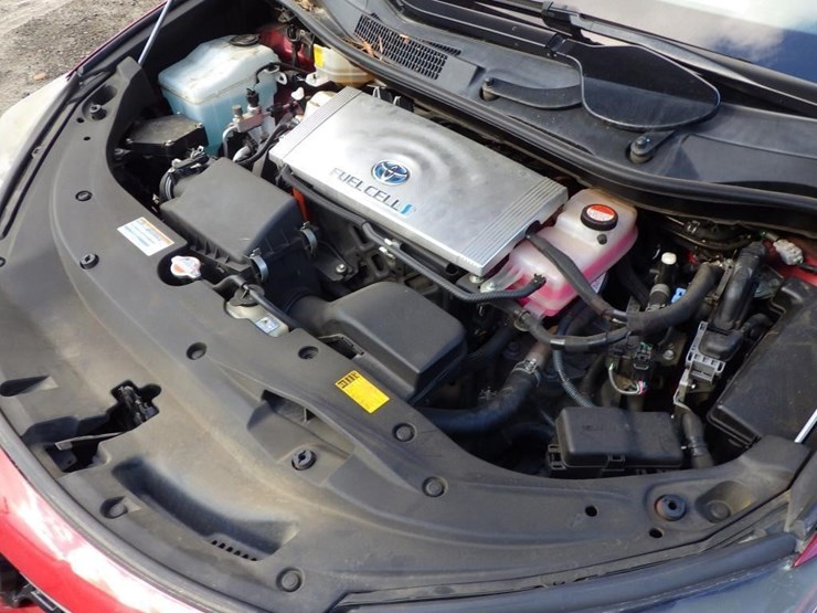2017-toyota-mirai-sedan-image-10