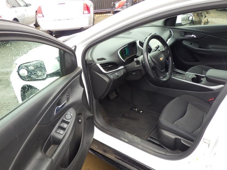 2016-chevrolet-volt-sedan-image-5