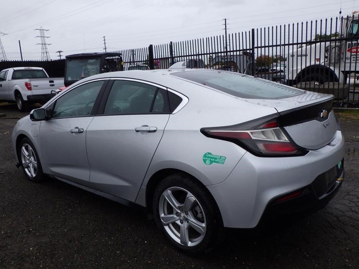 2017-chevrolet-volt-sedan-image-4