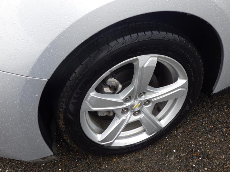 2017-chevrolet-volt-sedan-image-13