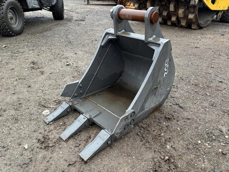 kubota-18"-excavator-bucket-w/teeth-image-1