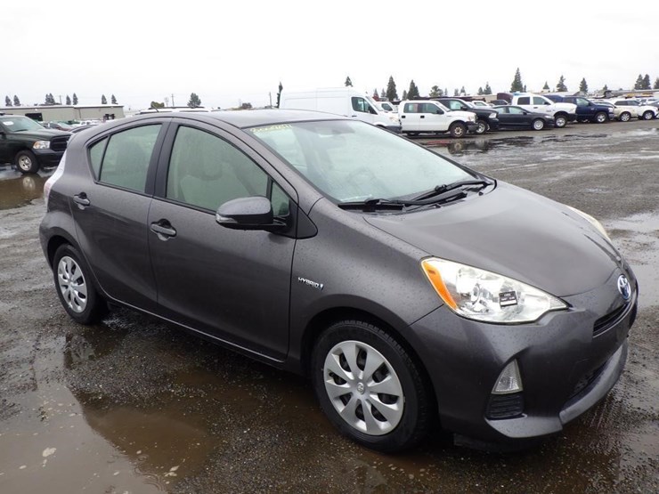2014-toyota-prius-c-sedan-image-2