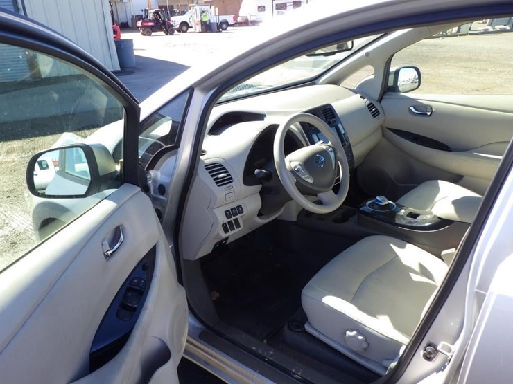 2012-nissan-leaf-sedan-image-5