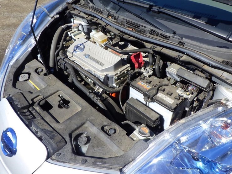 2012-nissan-leaf-sedan-image-10