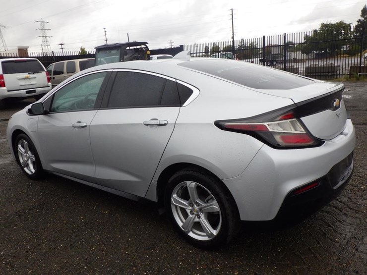 2017-chevrolet-volt-sedan-image-4