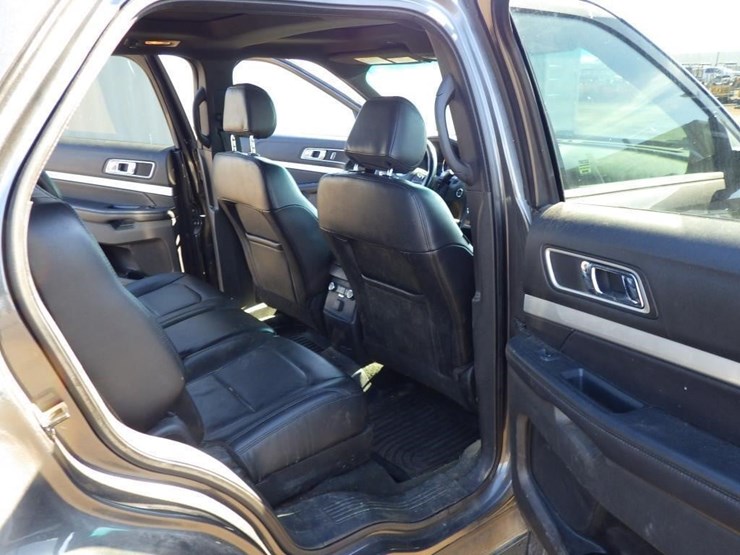 2016-ford-explorer-image-8