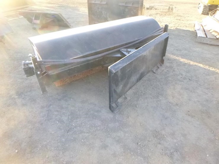 giyi-64"-skid-steer-angle-broom-image-4