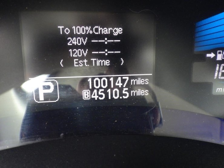 2011-nissan-leaf-sedan-image-14