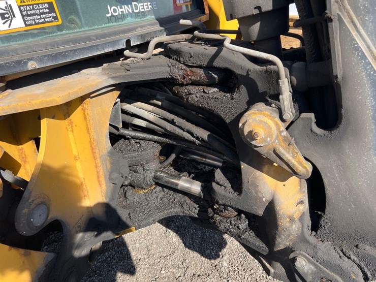 deere-410l-image-32
