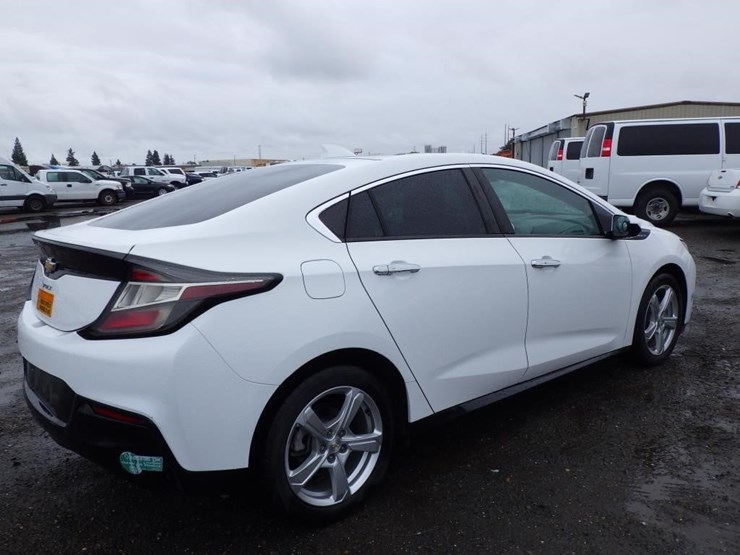 2016-chevrolet-volt-sedan-image-3