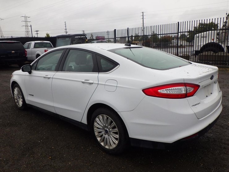 2014-ford-fusion-sedan-image-4