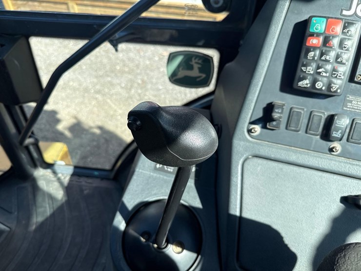 deere-410l-image-26