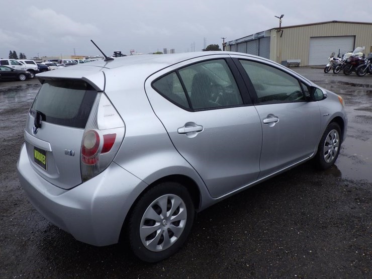 2014-toyota-prius-c-sedan-image-3