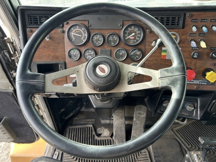1997-peterbilt-385-image-17