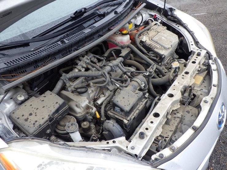 2014-toyota-prius-c-sedan-image-11