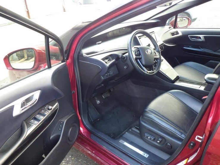 2017-toyota-mirai-sedan-image-5