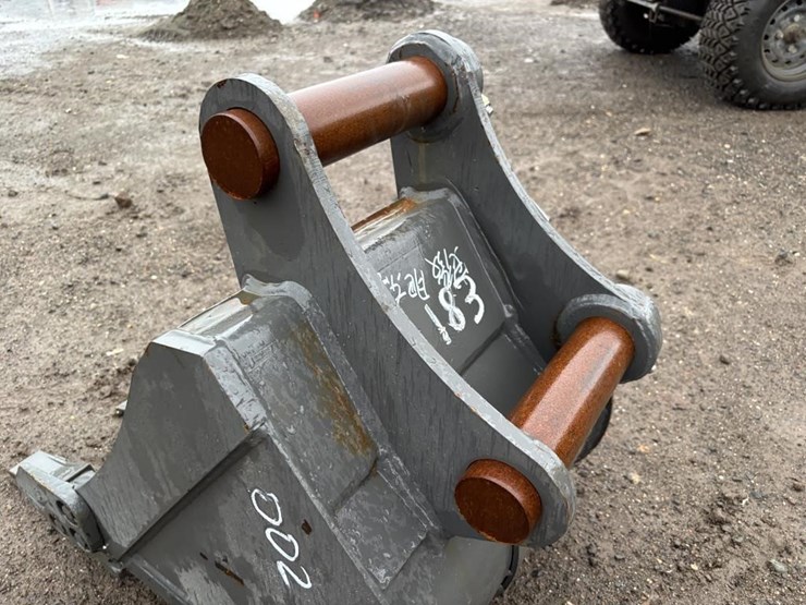 kubota-18"-excavator-bucket-w/teeth-image-7