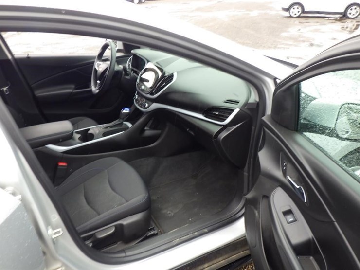 2017-chevrolet-volt-sedan-image-6
