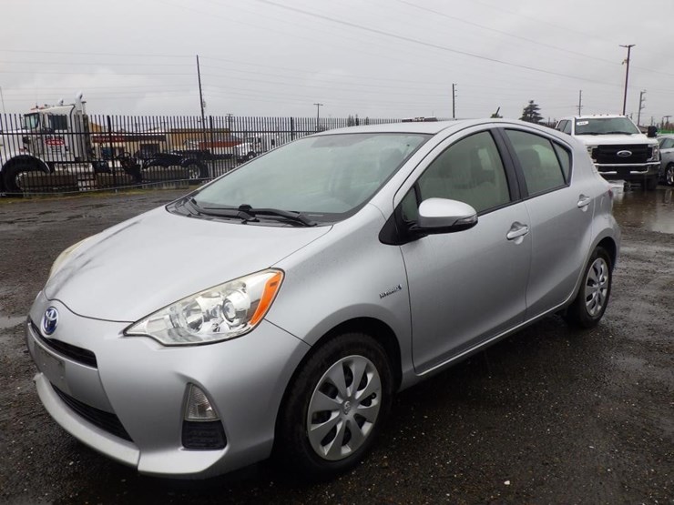2014-toyota-prius-c-sedan-image-1