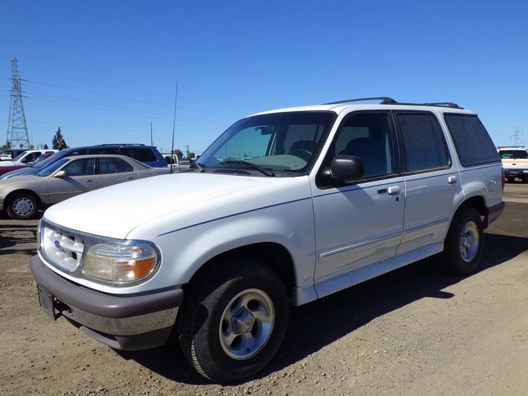 1996-ford-explorer-image-1