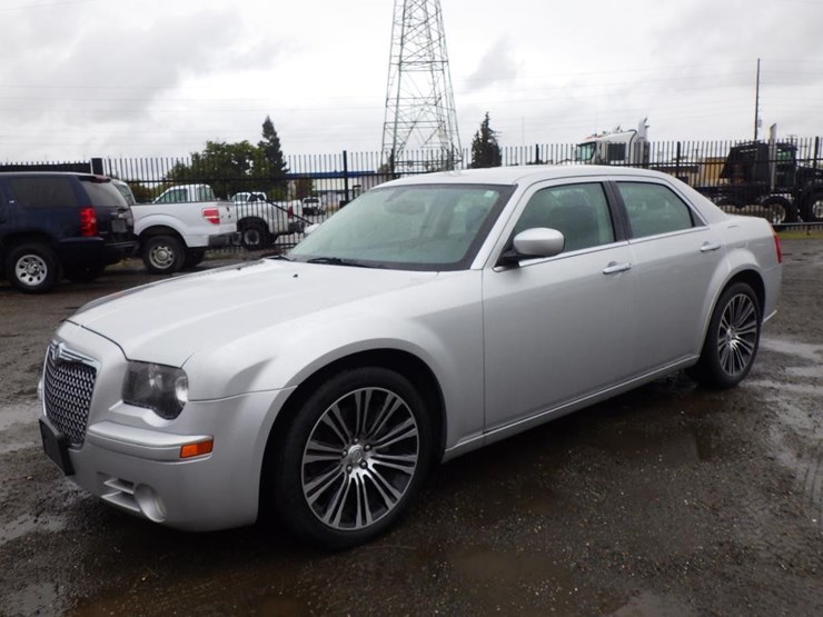 2010-chrysler-300-sedan-image-1