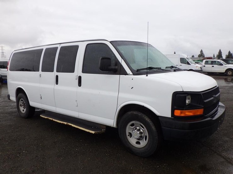 2013-chevrolet-3500-image-2