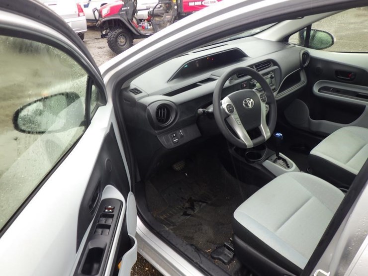 2014-toyota-prius-c-sedan-image-5
