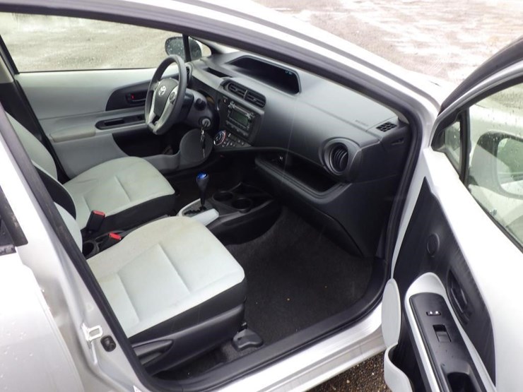 2014-toyota-prius-c-sedan-image-6