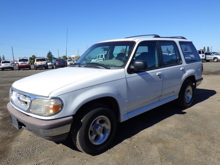 1995-ford-explorer-image-1