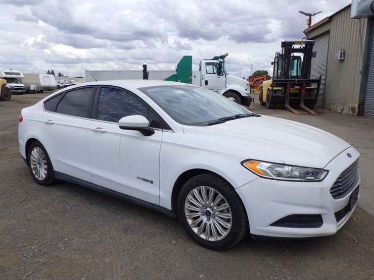2015-ford-fusion-sedan-image-2