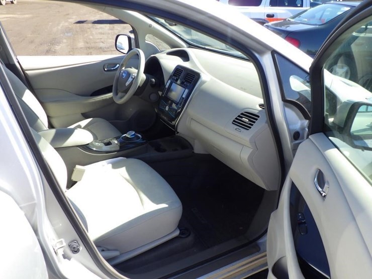 2012-nissan-leaf-sedan-image-6