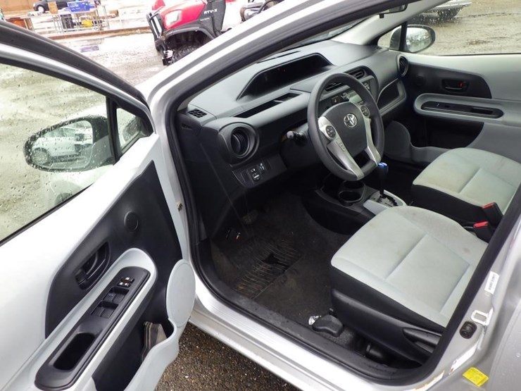 2014-toyota-prius-c-sedan-image-5
