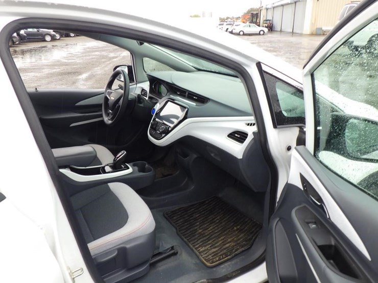 2017-chevrolet-bolt-sedan-image-6