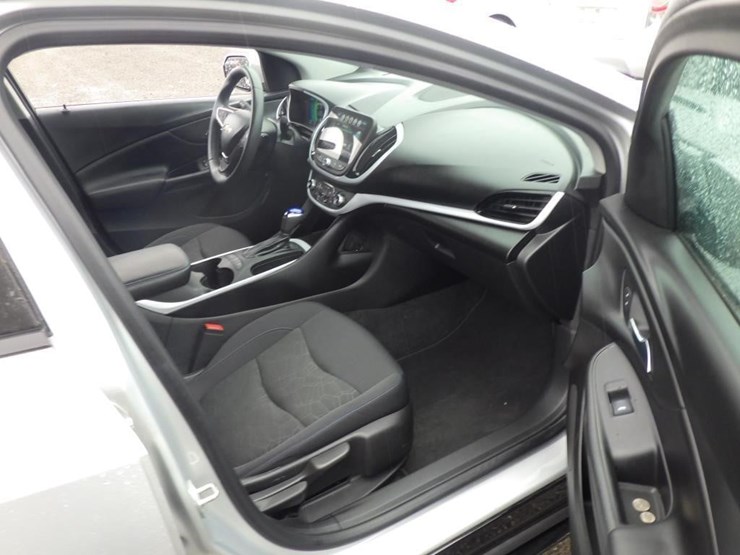 2017-chevrolet-volt-sedan-image-6