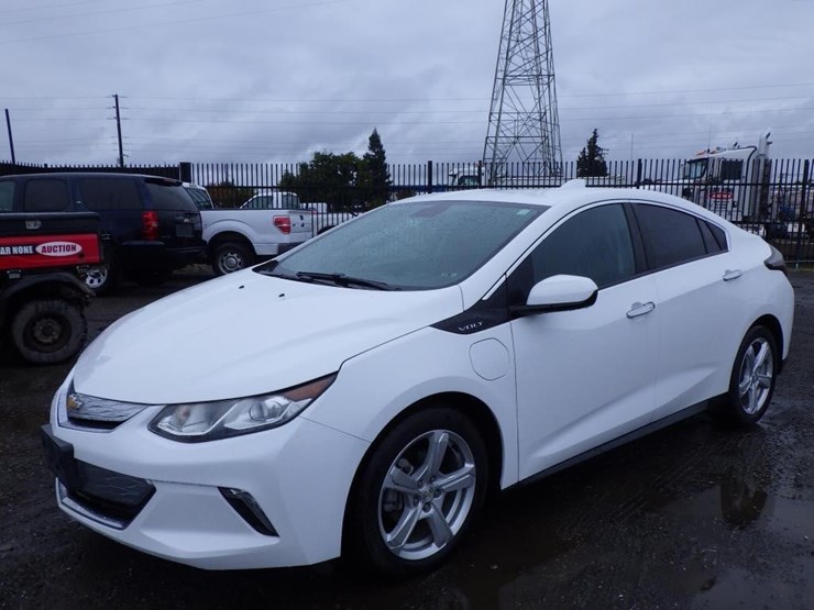 2016-chevrolet-volt-sedan-image-1