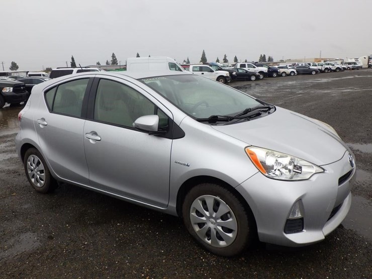 2014-toyota-prius-c-sedan-image-2